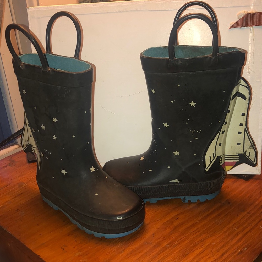 Toddlers size 6 rain boots